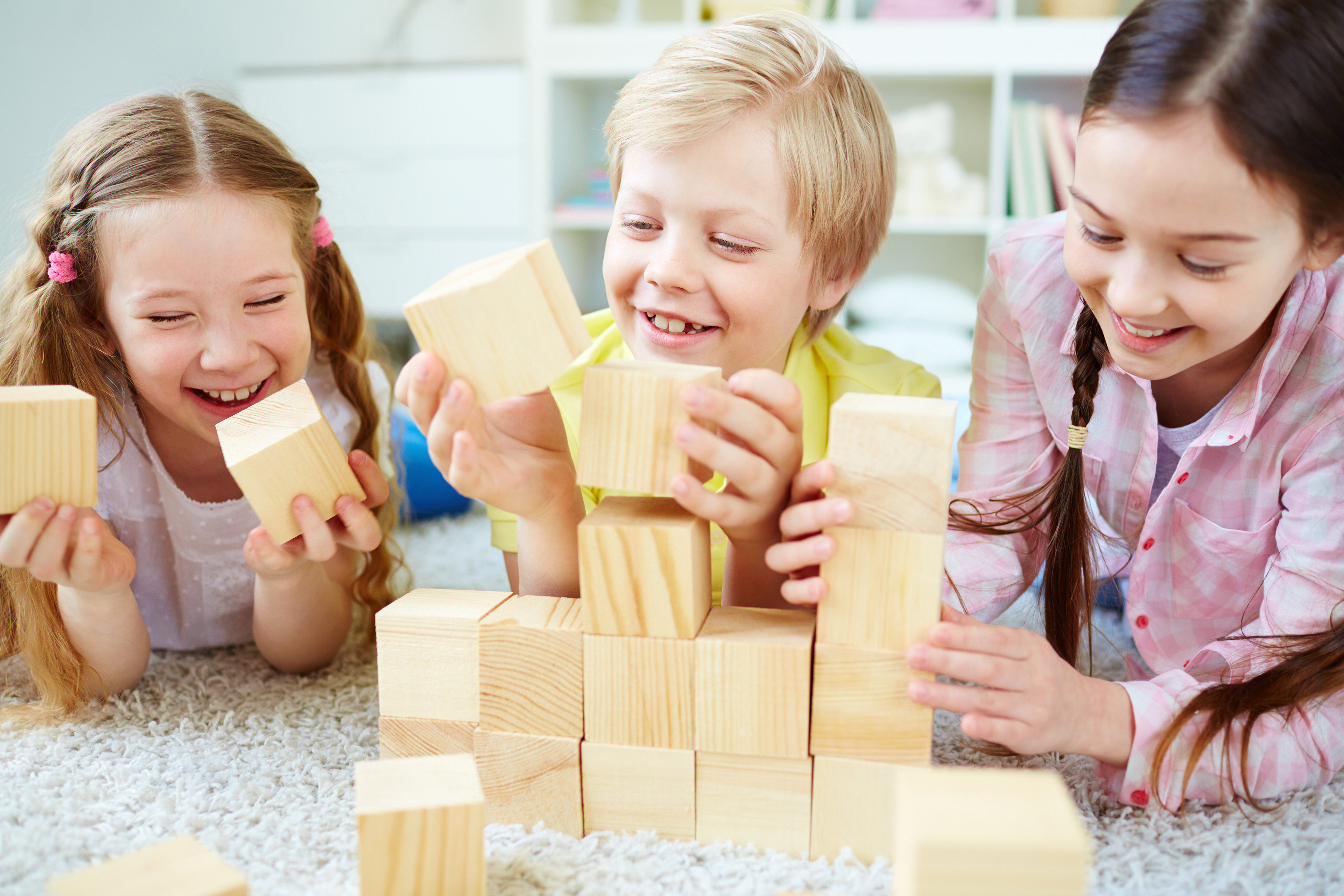 Игры из кубика строить. Кубики для детей. Дети играют в кубики. Деревянные игрушки для детей. Деревянные кубики для детей.